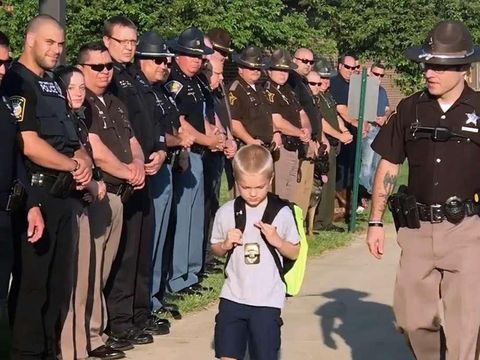 Dakota Pitts diantar 70 polisi ke sekolah