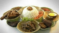 Bener nih! Kalau sahur tuh ya pakai makanan yang bergizi. Jangan pakai perasaan, nanti dikecewain ngambek. Jangan baper ya. Foto: Istimewa