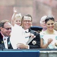 Putri Estella dari Swedia melambai di pernikahan Pangeran Carl Phillip dan Sofia Hellqvist tahun 2015. Foto: Dok. Getty Images