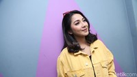 Percaya nggak gengs kalo Dinda Kirana bisa bermain skateboard? Foto: Hanif Hawari