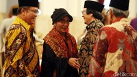 Susi hadir dengan mengenakan dress hitam.