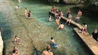 Air di kolam alami ini sangat jernih dan bersih, dengan lebar sekitar 4 meter dengan kedalaman 10 meter. (matosecoad/Instagram)