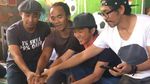 Keren! Pose Santai Kaka Saat Makan hingga Ngopi Bareng Member Slank