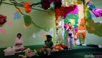 Masih di lantai satu ada karya seni instalasi Healing Garden ciptaan Hiromi Tango. Uniknya pengunjung bisa mencoba untuk membuat bunga kertas.  Foto: Tia Agnes/ detikHOT