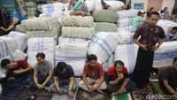 Agar para jemaah dapat salat jumat, tidak sedikit juga yang terpaksa salat diantara tumpukan barang-barang di salah satu toko yang berada di blok tersebut.
