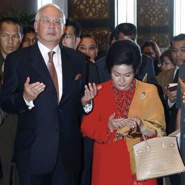 Tampil dengan gaya rambut khasnya yang selalu disasak, Rosmah Mansor terlihat membawa tas Hermes Birkin berwarna kuning yang harganya antara Rp 800 juta sampai Rp 1 miliaran. Foto: Bernama Malaysia, Istimewa