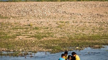 Bergeser ke daerah pinggiran, tampak anak-anak yang tengah menangkap ikan. (Foto: Instagram/dprk360)