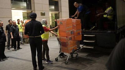 Wuih! Polisi Sita 284 Tas Hermes dan LV dari Apartemen Najib
