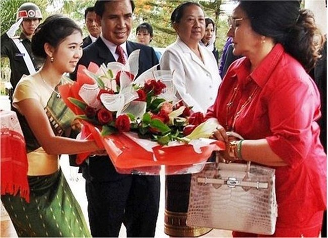 Rosmah Mansor menenteng salah satu tas Hermes termahal yang dimilikinya. Dia membawa tas Hermes Birkin Himalayan Nilo Crocodile yang harganya mencapai Rp 2 miliar karena tas tersebut berbahan kulit buaya yang sulit didapat. Foto: Bernama Malaysia, Istimewa