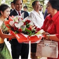 Rosmah Mansor menenteng salah satu tas Hermes termahal yang dimilikinya. Dia membawa tas Hermes Birkin Himalayan Nilo Crocodile yang harganya mencapai Rp 2 miliar karena tas tersebut berbahan kulit buaya yang sulit didapat. Foto: Bernama Malaysia, Istimewa