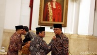 Seskab Pramono Anung juga hadir dalam buka puasa bersama. Dia tampak berbincang dengan peserta buka puasa bersama.