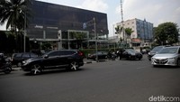 Penutupan simpang Jalan Mampang Prapatan diuji coba hari ini, Jumat (18/5/2018).