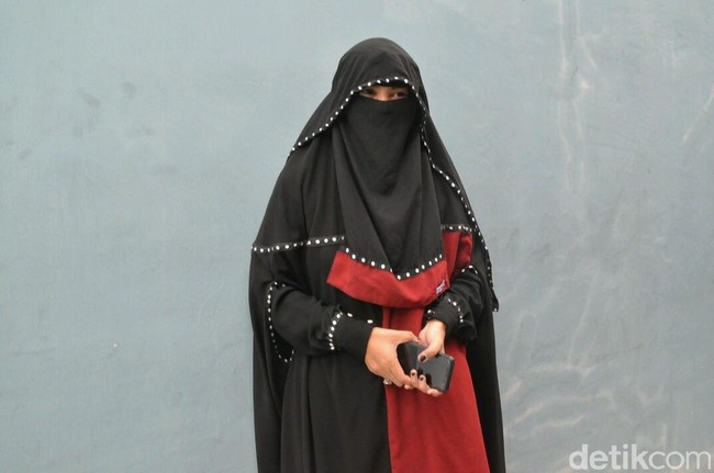 Tak berselang lama, Indadari membuka hati kembali dan berbahagia semenjak menikah dengan pria bernama Andre Saddam. Penulis asal Singapura itu berhasil meyakinkan Indadari untuk mau menikah lagi pada 2018. Setelah menikah banyak hal positif yang didapat oleh Indadari. Indadari dan suami pun selalu saling melontarkan hal-hal romantis. Foto: Ismail/detikHOT