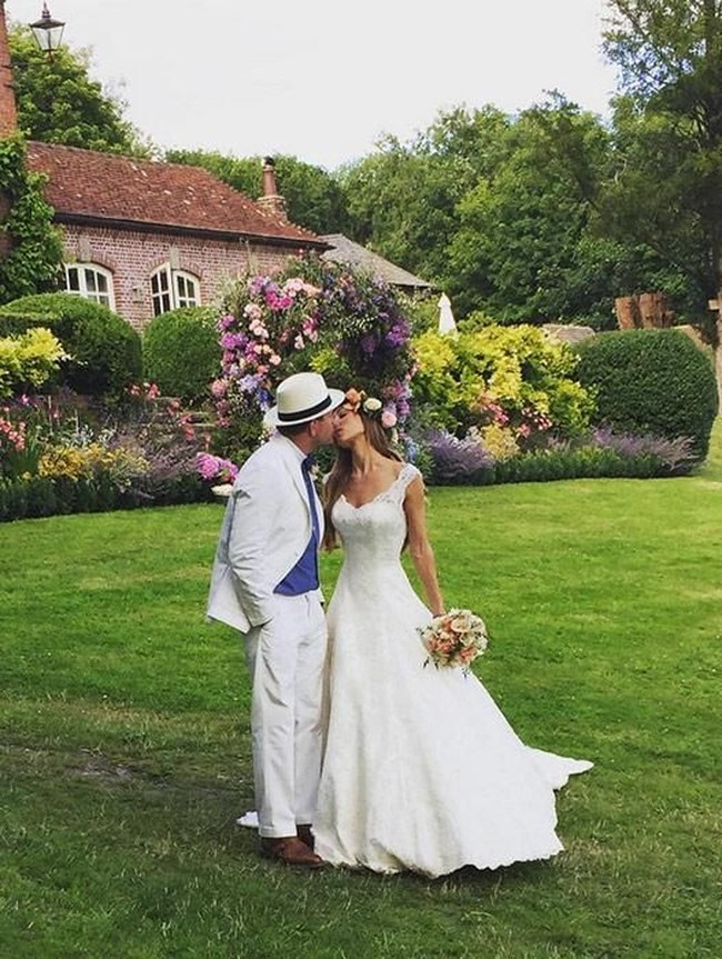 Di urutan ketujuh ada Jacquie Ainsley, mantan model yang menikahi produser sekaligus sutradara film Guy Ritchie, Jacquie tampil simpel namun tetap cantik dengan gaun lace minimalis rancangan Phillipa Lepley. Foto: Instagram/Jacquie Ainsley