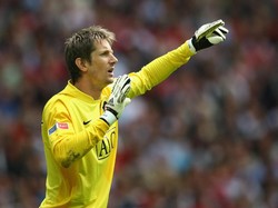 Edwin van der Sar punya sejumlah trofi bersama MU, termasuk Premier League dan Liga Champions, tapi tidak satu pun di Piala FA. Pria Belanda 47 tahun itu kini menggeluti dunia manajemen klub di Ajax. (Foto: Clive Mason/Getty Images)