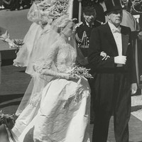 Grace Kelly menikahi Pangeran Rainier of Monaco pada 1956. Lebih dari 60 tahun kemudian, gaun pengantin Grace Kelly rupanya menjadi yang terpopuler sepanjang masa. Saat menikah, Grace Kelly mengenakan gaun rancangan Helen Rose, seorang desainer kostum. Gaun tampak mewah dengan bordiran dan ratusan mutiara di atas kain taffeta. Sementara train panjangnya terbuat dari sutera. Foto: Istimewa