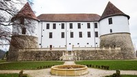 Inilah Kota Sevnica di Slovenia di mana Melania Trump kecil dibesarkan. Destinasi di kota itu, Sevnica Castle, tampak megah di atas pusat kota tua abad ke-13, pengunjung dapat membeli berbagai produk dari First Lady di sekitarnya (CNN Travel)
