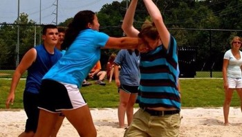 Duh! bukannya bola yang dipukul malah temannya. (Foto: goodfullness)