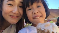 Bersama si kecil, Jazz, ibu dan anak ini asyik makan es krim di tengah teriknya matahari. Duh Jazz, itu es krimnya berantakan sampai hidung. Foto: instagram @melissa_karim