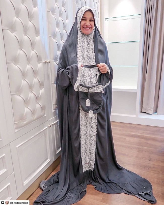 Tampaknya mukena beraksen renda jadi favorit para artis. Shireen Sungkar juga memakai mukena satu piece dengana aksen renda di bagian depan. Foto: Instagram