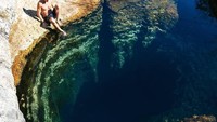 Kolam alami ini bernama Jacobs Well. Lubang ini berada di Wimberley, 60 km dari Kota Austin, di negara bagian Texas. (turklergeziyor/Instagram)