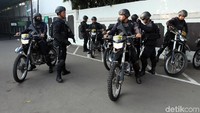 Puluhan pasukan Brimob bersenjata lengkap dan mengendarai motor trail siap mengamankan sidang tuntutan Aman Abdurrahman, Jumat (18/5/2018) di PN Jakarta Selatan, Jl Ampera Raya.
