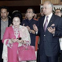 Rosmah Mansor, wanita ini jadi atensi publik Malaysia karena sang suami kini ditangkap Komisi Antikorupsi Malaysia. Rosmah menjadi buah bibir karena koleksi tas mewahnya yang jumlahnya sungguh banyak. Dia bahkan memiliki salah satu tas Hermes termahal yang penjualannya memecahkan rekor di balai lelang Christie, Hong Kong. AFP melaporkan, tas Hermes Birkin dari kulit buaya itu dilelang kepada seorang penawar dari Asia yang melakukan transaksi melalui telepon. Tas itu terjual dengan harga Rp 2,9 miliar. Foto: Bernama Malaysia, Istimewa