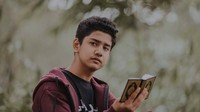 Suaranya saat membaca Alquran benar-benar merdu, tak heran jika dirinya mendapat tawaran untuk mengisi suara azan di televisi. Foto: Instagram Syakir Daulay
