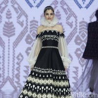 Fashion show rancangan Danny Satriadi yang mengangkat kain tenun Lombok, bertajuk Lestari di Jakarta Fashion & Food Festival 2018, Hotel Harris, Kelapa Gading, Jakarta, Selasa [24/4/2018]. Foto: Mohamamd Abduh/Wolipop
