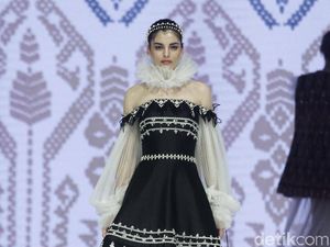 6 Koleksi Terbaru Danny Satriadi yang Mengangkat Tenun Lombok