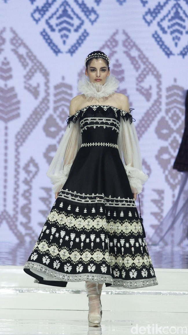 Fashion show rancangan Danny Satriadi yang mengangkat kain tenun Lombok, bertajuk Lestari di Jakarta Fashion & Food Festival 2018, Hotel Harris, Kelapa Gading, Jakarta, Selasa [24/4/2018]. Foto: Mohamamd Abduh/Wolipop