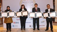 Penghargaan yang diterima Bank DKI diantaranya 2 peringkat 1 untuk Experience Index dan Satisfaction Index, 3 peringkat 2 untuk kategori Satisfaction Index (kategori Fisik, dan ATM) dan 3 peringkat 3 kategori Satisfaction Index (untuk kategori satpam, customer service dan teller) peringkat 3 pada kategori Net Promoter Scope (yang menandakan tingkat kesediaan nasabah untuk merekomendasikan Bank DKI cukup tinggi). Foto: dok. Bank DKI