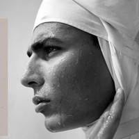 Younes lahir sebagai muslim dan tinggal di Aljazair, Afrika Utara semasa kecil. Kemudian kedua orangtuanya bercerai. Ibunya pindah ke Prancis, sementara ayahnya ke New York, Amerika Serikat.  Foto: Instagram