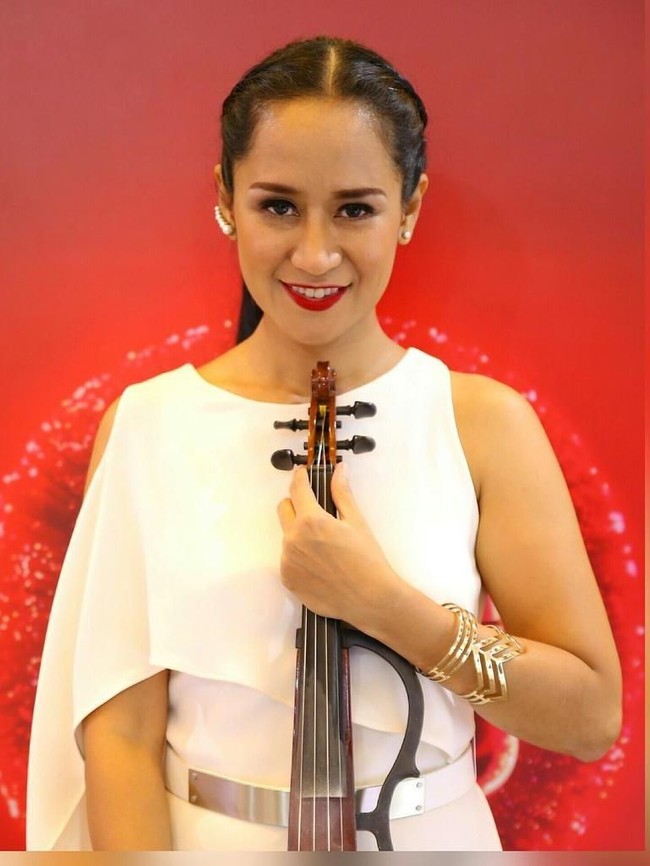 Dari negeri sendiri, ada Maylaffayza salah satunya. Lahir di Jakarta, 41 tahun lalu, Maylaf yang sudah belajar memainkan instrumen berdawai ini sejak usia 9 tahun juga punya bakat bernyanyi. (Foto: Instagram)