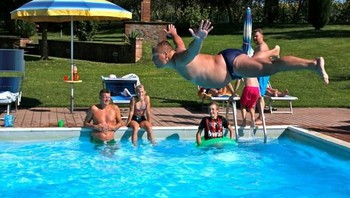 Jatuh dengan posisi tidak mengenakkan. (Foto: goodfullness)