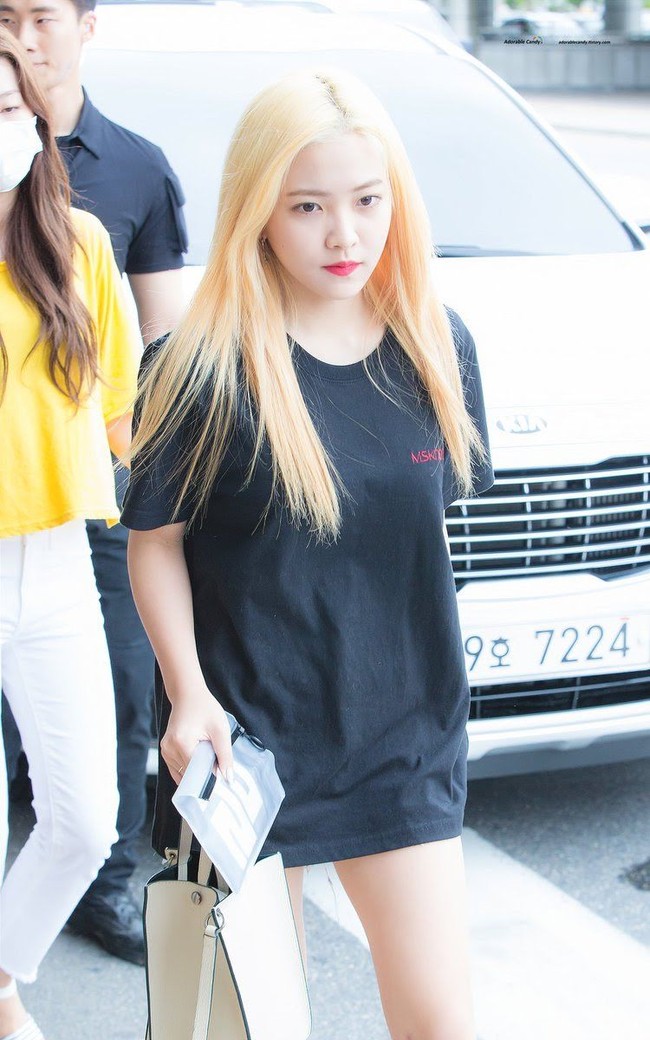 Yeri dari Red Velvet bergaya santai pakai T-shirt dress. Ia tampak seperti mengenakan kaos oversized tanpa bawahan. Foto: Koreaboo