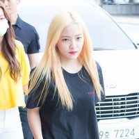 Yeri dari Red Velvet bergaya santai pakai T-shirt dress. Ia tampak seperti mengenakan kaos oversized tanpa bawahan. Foto: Koreaboo