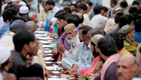 Warga Muslim di Rawalpindi, Pakistan berkumpul untuk berbuka puasa bersama di hari pertama puasa Ramadan. Faisal Mahmood/Reuters.