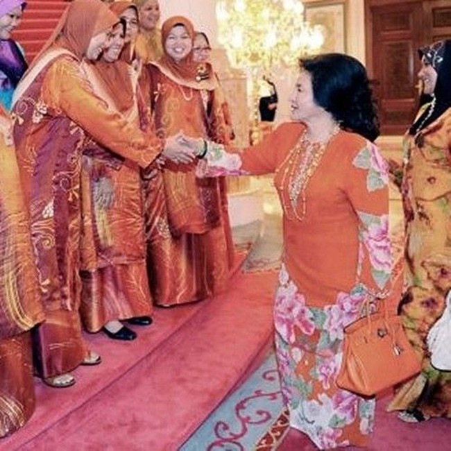 Saat menenteng tas Hermes, Rosmah Mansor selalu tampil serba matching. Seperti di foto ini, dia mengenakan busana serba oranye termasuk tas Hermes yang dibawanya. Foto: Bernama Malaysia, Istimewa