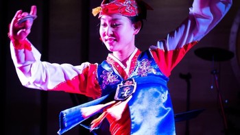Sejumlah restoran di Korut menghadirkan tarian yang dilakukan para pelayannya sebagai hiburan pada malam hari. (Foto: Instagram/dprk360)