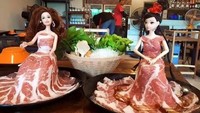 Jadi ceritanya mau makan gaun si boneka ini ya. Kayak makan kostum daging Lady Gaga. Istimewa/Boredpanda.