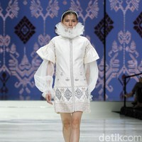 Fashion show rancangan Danny Satriadi yang mengangkat kain tenun Lombok, bertajuk Lestari di Jakarta Fashion & Food Festival 2018, Hotel Harris, Kelapa Gading, Jakarta, Selasa [24/4/2018]. Foto: Mohamamd Abduh/Wolipop