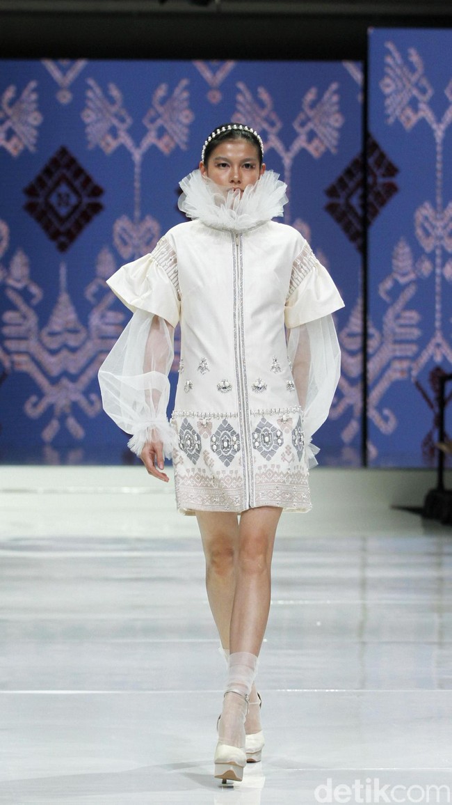 Fashion show rancangan Danny Satriadi yang mengangkat kain tenun Lombok, bertajuk Lestari di Jakarta Fashion & Food Festival 2018, Hotel Harris, Kelapa Gading, Jakarta, Selasa [24/4/2018]. Foto: Mohamamd Abduh/Wolipop