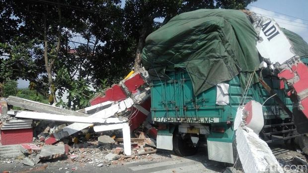 Kelebihan Muatan, Truk Gandeng Terjang Gapura Desa Hingga Roboh
