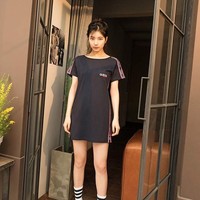 Pemotretan untuk iklan Guess, Suzy tampil sporty dengan T-shirt dress yang dipadu kaos kaki dan sneakers putih. Foto: Koreaboo
