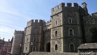 Kastil Windsor adalah kastil terbesar dan tertua di dunia yang masih dihuni hingga saat ini. Ya, Ratu Elizabeth kerap menghabiskan akhir pekannya di kastil seluas 5 hektar ini. Saking besarnya, Kastil Windsor bisa terlihat dari berbagai sudut Windsor. Foto: Indah Mutiara Kami/detikcom