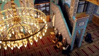 Muslim di New York, Amerika menyambut bulan suci Ramadan dengan melakukan tadarus Al-Quran di masjid sambil menunggu waktu berbuka puasa. Gabriela Bhaskar/Reuters.