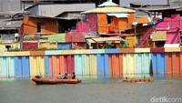 Warga bisa menikmati keindahan kampung warna-warni sambil menunggu beduk bergema.