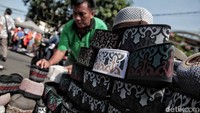 Karena di bulan Ramadan banyak umat Muslim menggunakan peci sebagai kelengkapan salat.