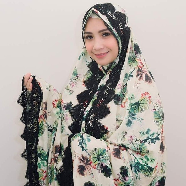 Mukena Nagita Slavina dipercantik dengan aksen renda. Mukena Nagita ini dibandrol dengan harga Rp 2 jutaan. Foto: Instagram Nagita slavina